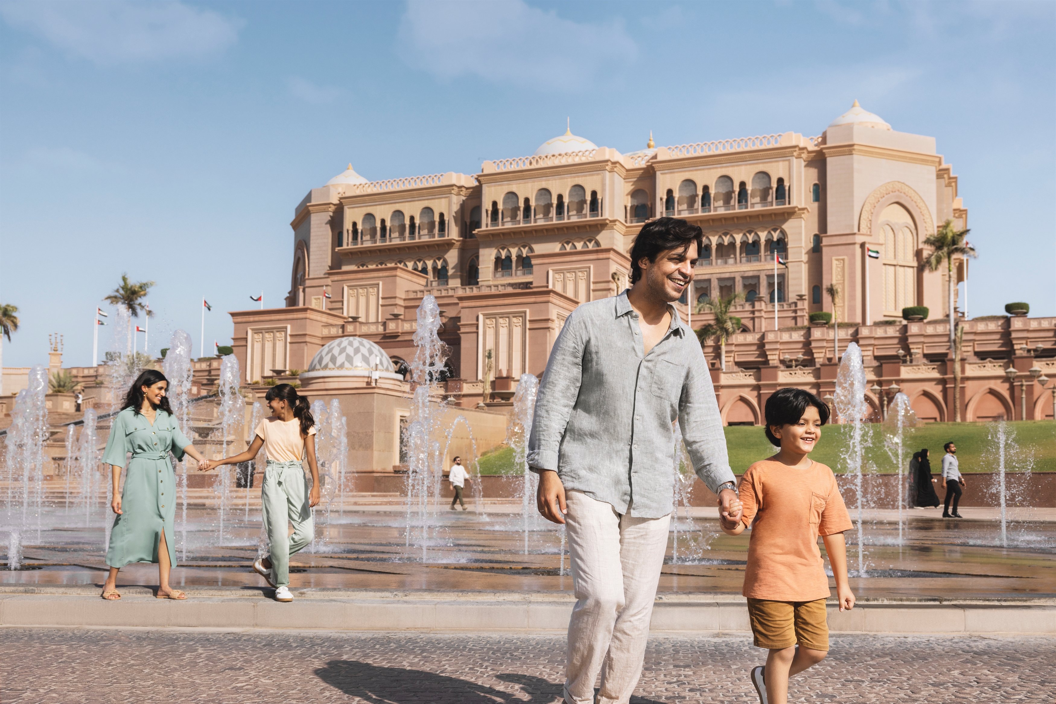 1. 在酋长皇宫酒店（Emirates Palace）享用撒有24K黄金的美食  